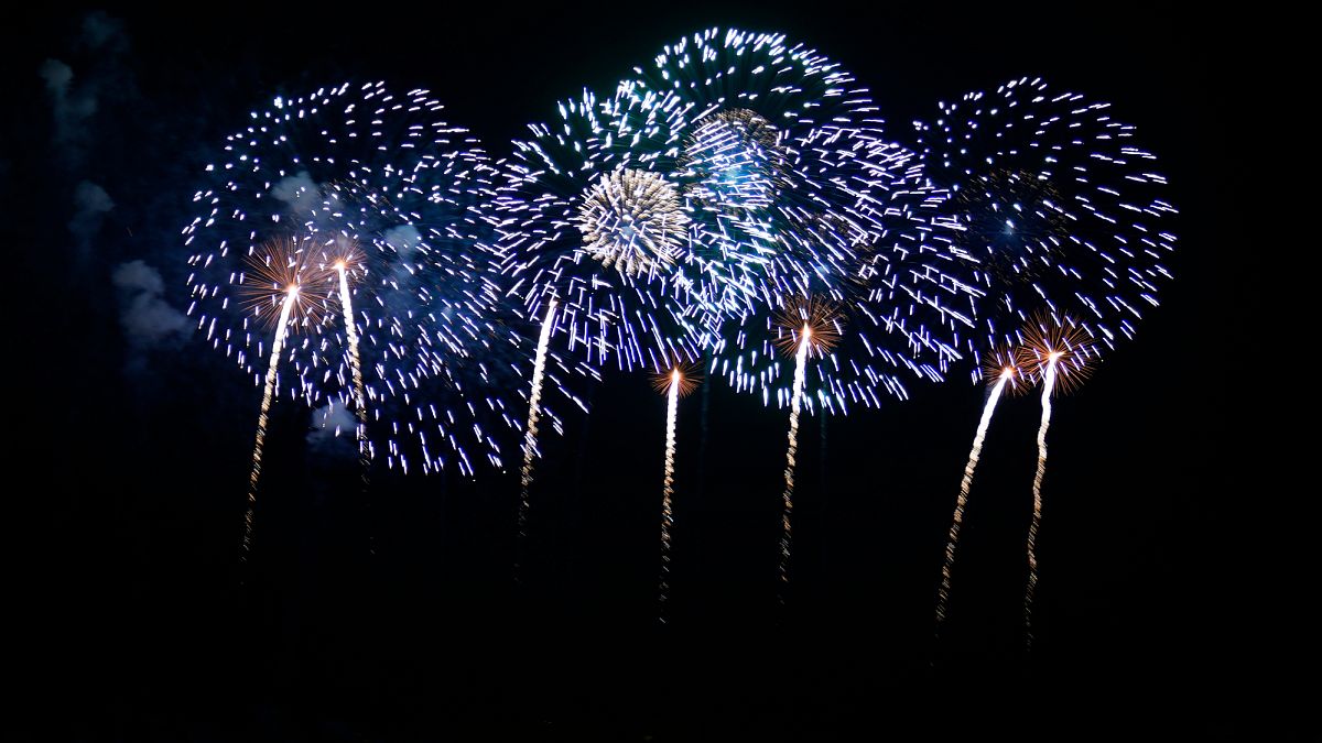 Dos barcos de fuegos artificiales se incendian durante un festival en Japón, generando caos.