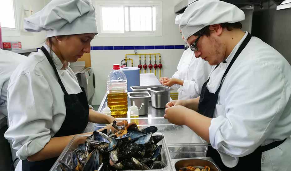 El desempleo en Andalucía desciende a 590.855 personas, liderando la reducción en España
