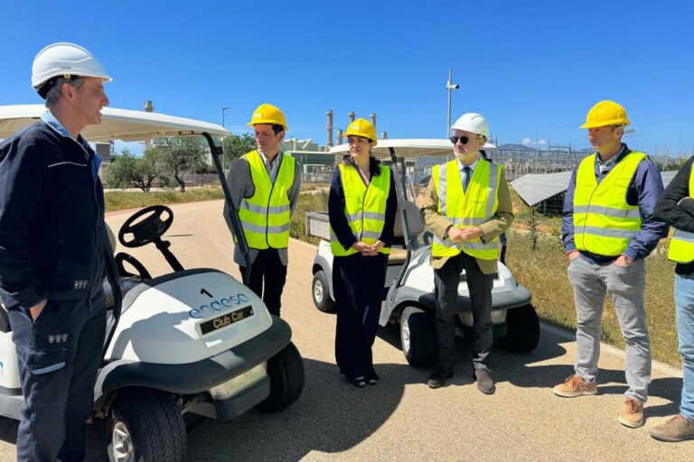 La Conselleria de Educación y Universidades recibe dos coches eléctricos de Endesa para el CIFP