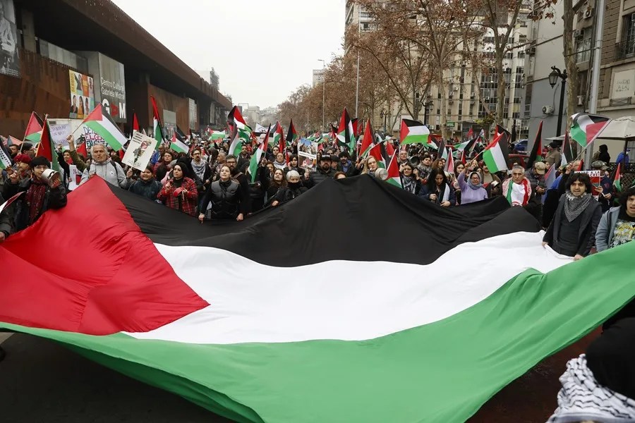 Miles de personas se manifiestan en Chile por las muertes por hambre en Gaza