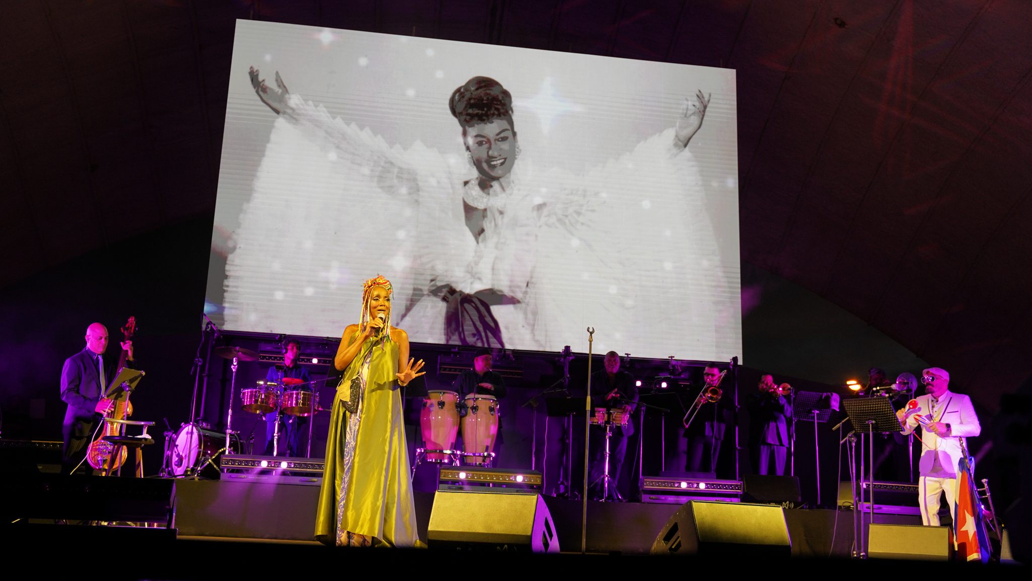 Más de 1.800 personas clausuraron anoche Veranos de la Villa con un homenaje a Celia Cruz
