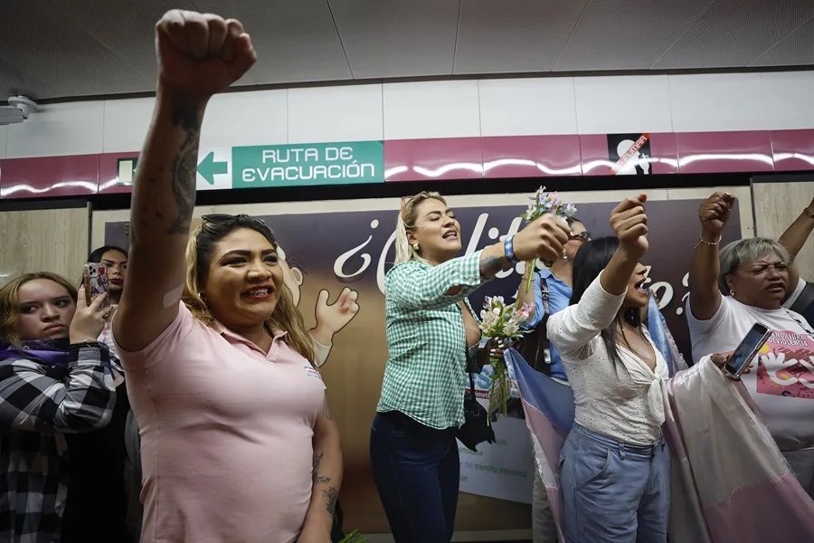 &ldquo;No somos un peligro&rdquo;, exclaman decenas de personas trans en el metro de la Ciudad de M&eacute;xico