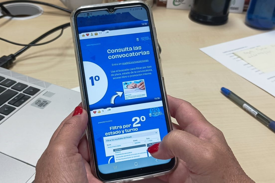 Una usuaria del Canal de WhatsApp de Madrid Talento consulta las &uacute;ltimas novedades de convocatorias