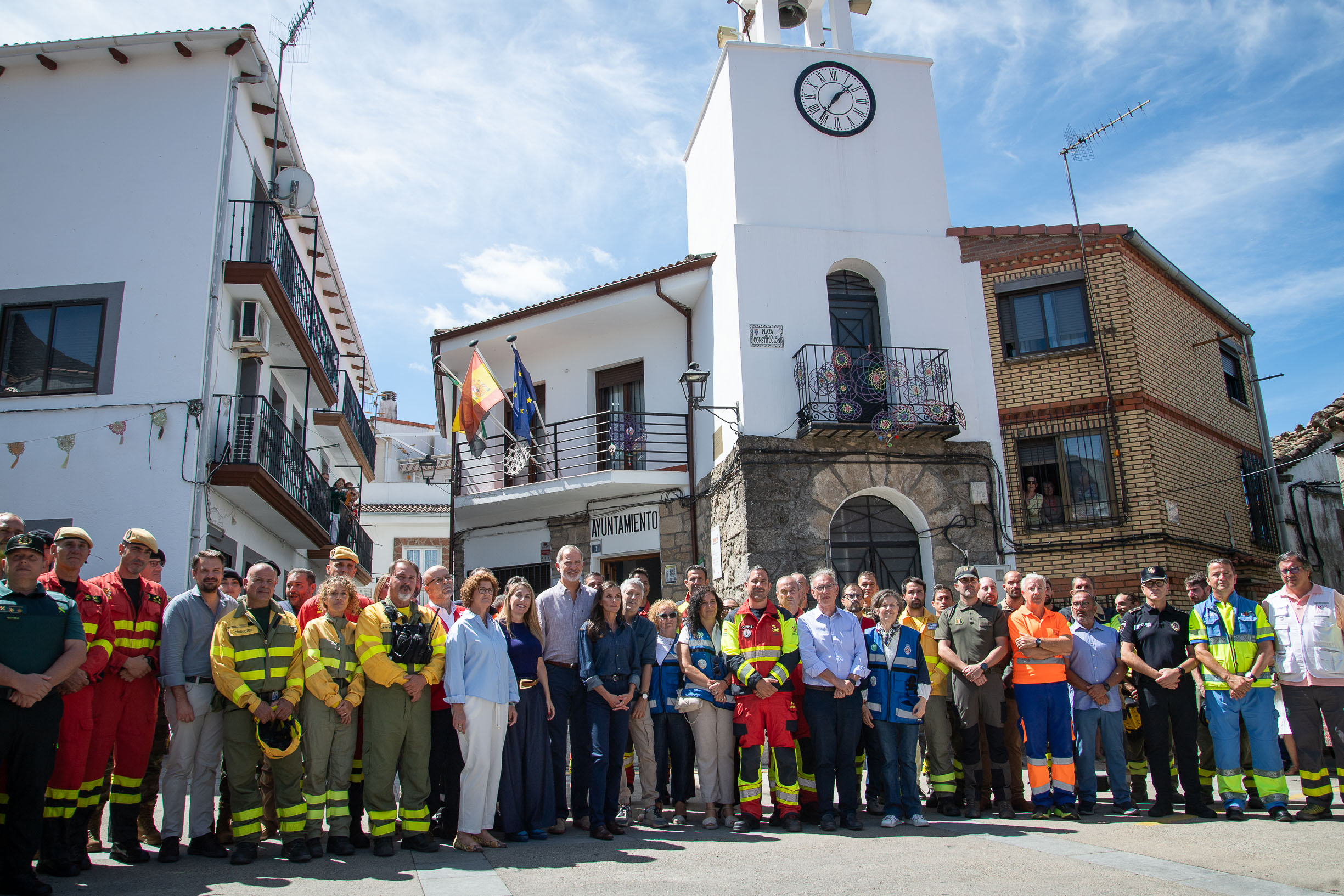 María Guardiola se une a los Reyes para visitar las áreas dañadas por los incendios en los