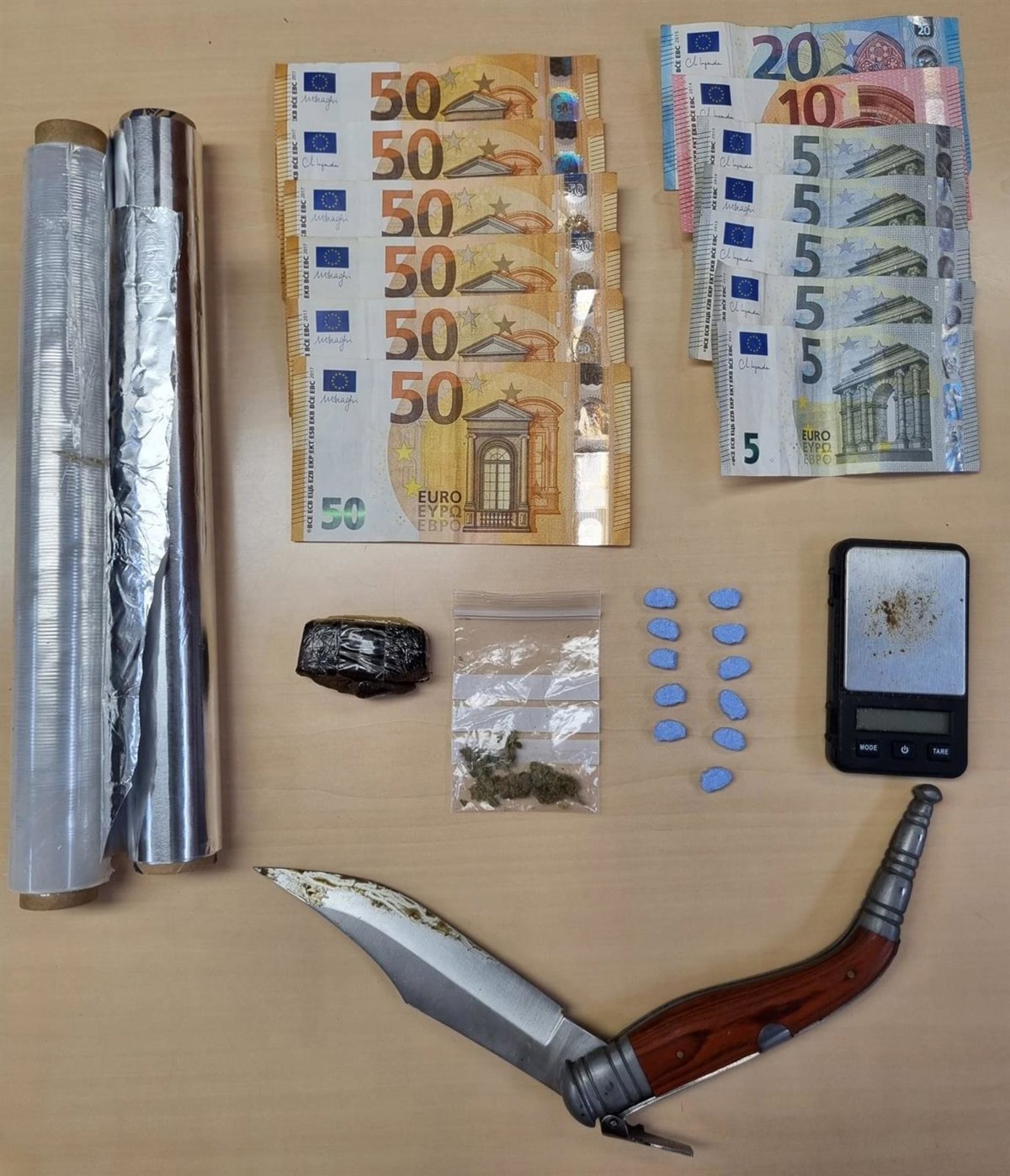 Detenido en Noáin un joven de 18 años por tráfico de marihuana, pastillas y hachís.