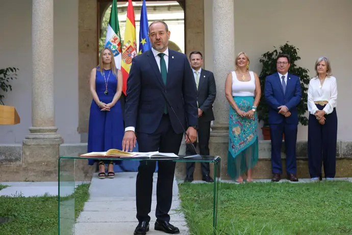 Francisco José Ramírez asume su cargo como consejero de la Junta tras el cese de Higuero por