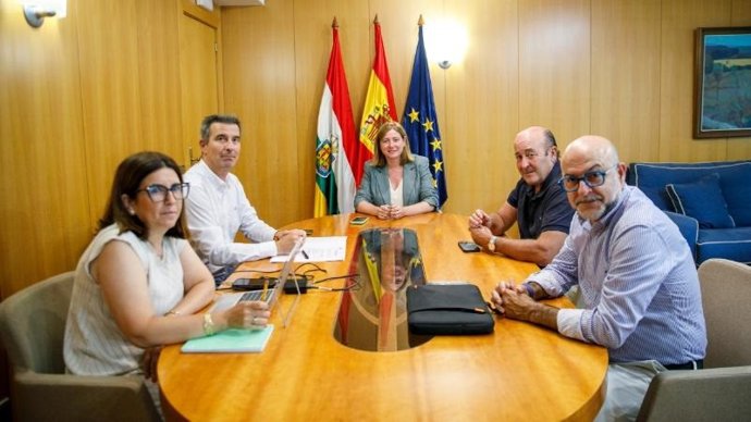 La consejera de Agricultura, Ganader&iacute;a, Mundo Rural y Medio Ambiente, Noem&iacute; Manzanos, y el presidente de la Federaci&oacute;n de Cooperativas Agrarias de La Rioja (FECOAR), Alfredo S&aacute;nchez, mantienen un encuentro de trabajo