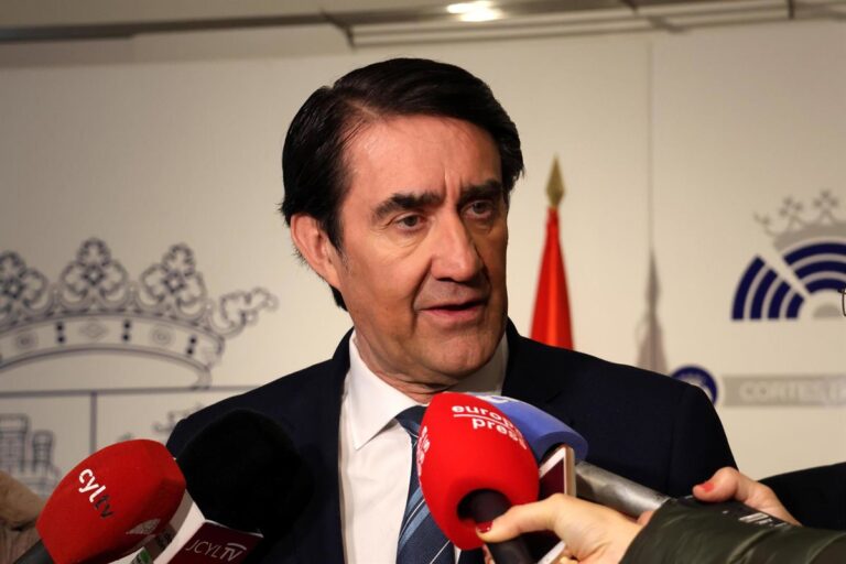 Quiñones afirma que el Gobierno actúa en "rebeldía" al no convocar la reunión sobre el lobo