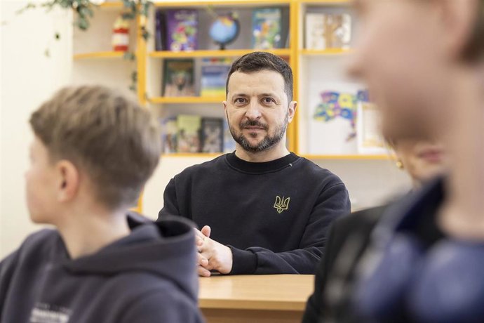 Archivo - El presidente de Ucrania, Volodimir Zelenski, en un aula construida en un refugio antiaéreo