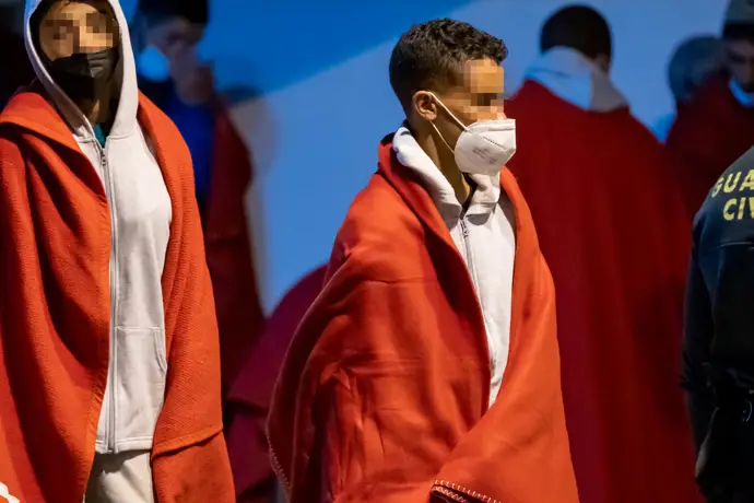 Las primeras derivaciones de menores migrantes no acompañados desde Canarias se iniciarán la
