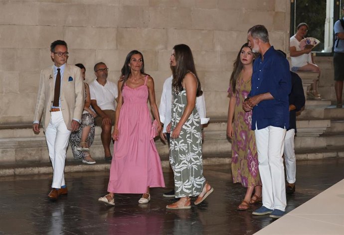 El Rey Felipe, la Reina Letizia, la Princesa Leonor y la Infanta Sof&iacute;a visitan la exposici&oacute;n &lsquo;La for&ccedil;a inicial&rsquo; del artista Joan Mir&oacute; en La Lonja, a 5 de agosto de 2025, en Palma de Mallorca (Islas Baleares, Espa&ntilde;a).