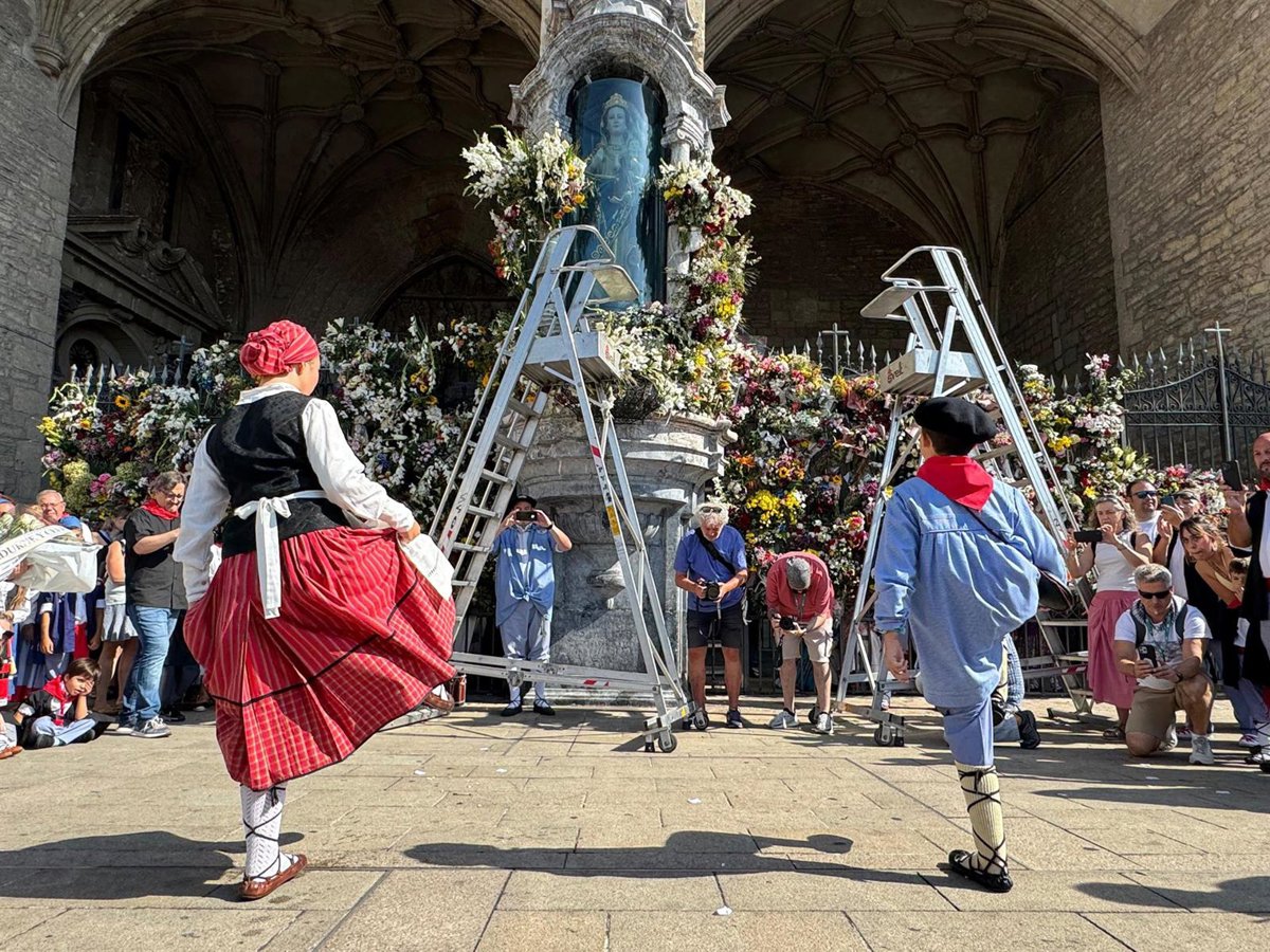 Edurne y Celedón Txiki realizan la ofrenda floral a la Virgen Blanca en Vitoria-Gasteiz