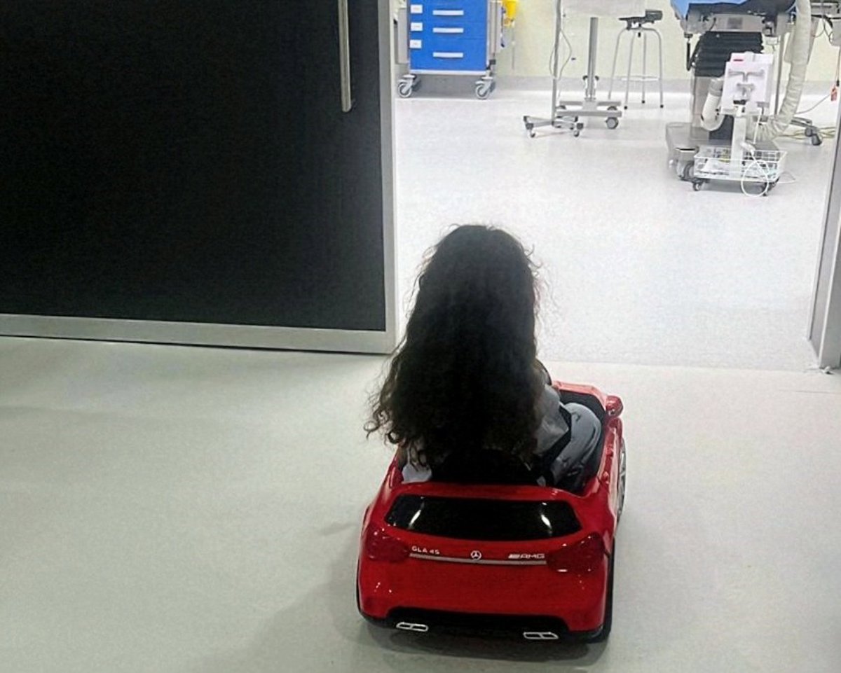Hospital de Toledo suma cuatro coches y dos motos eléctricas para el traslado de pacientes