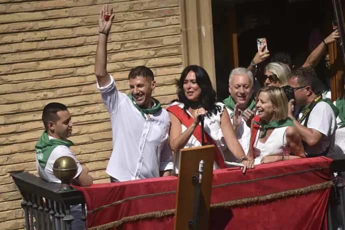 Andrés Campo lanza el cohete en Huesca durante la celebración de San Lorenzo 2025 entre la