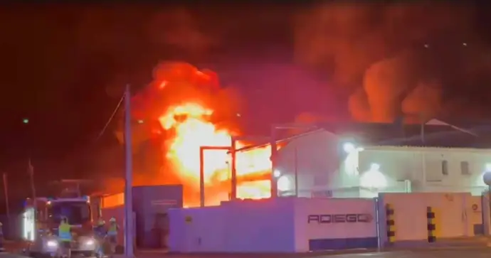 Los bomberos se esfuerzan por prevenir reacciones químicas en el incendio de La Cartuja