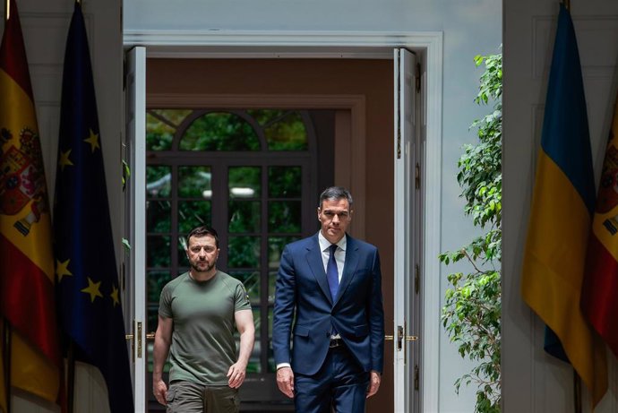 Archivo - Volodimir Zelenski y Pedro S&aacute;nchez durante un encuentro en Madrid
