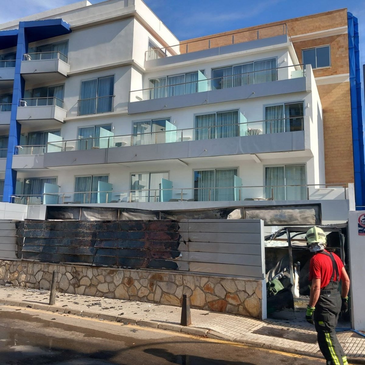 Desalojan un hotel en Palmanova por un incendio en el área de las basuras