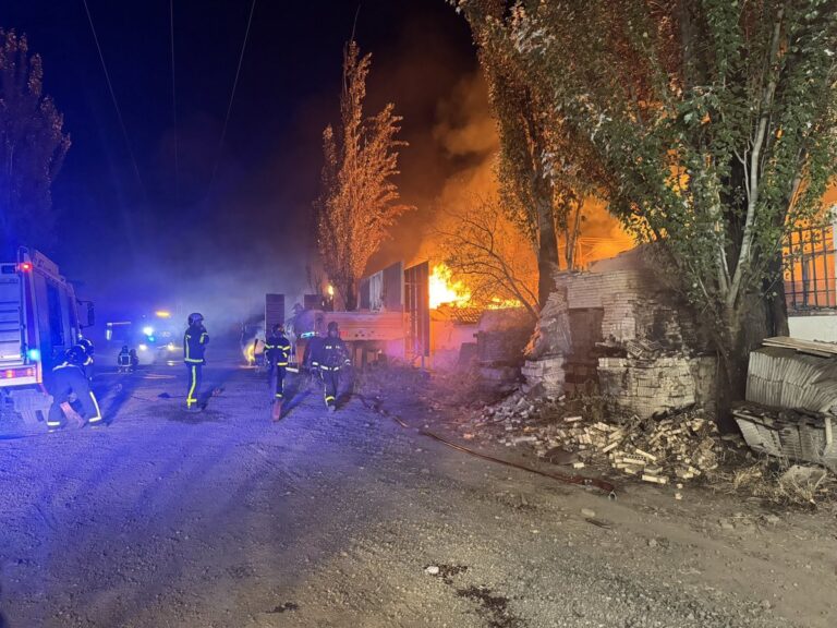 Los bomberos luchan contra un incendio en una nave industrial en Getafe