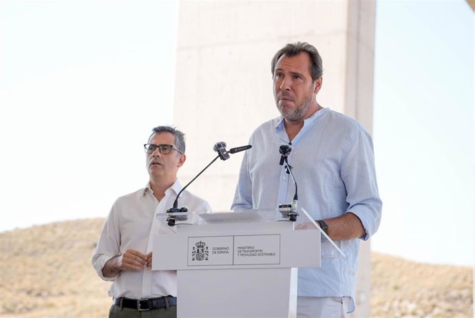 El ministro de Transportes, &Oacute;scar Puente, este mi&eacute;rcoles en Almer&iacute;a durante una comparecencia informativa, y de fondo, el ministro de la Presidencia, F&eacute;lix Bola&ntilde;os.