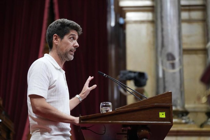 El portavoz de los Comuns en el Parlament, David Cid, interviene en la C&aacute;mara catalana tras la comparecencia del presidente de la Generalitat, Salvador Illa, por el caso Cerd&aacute;n.