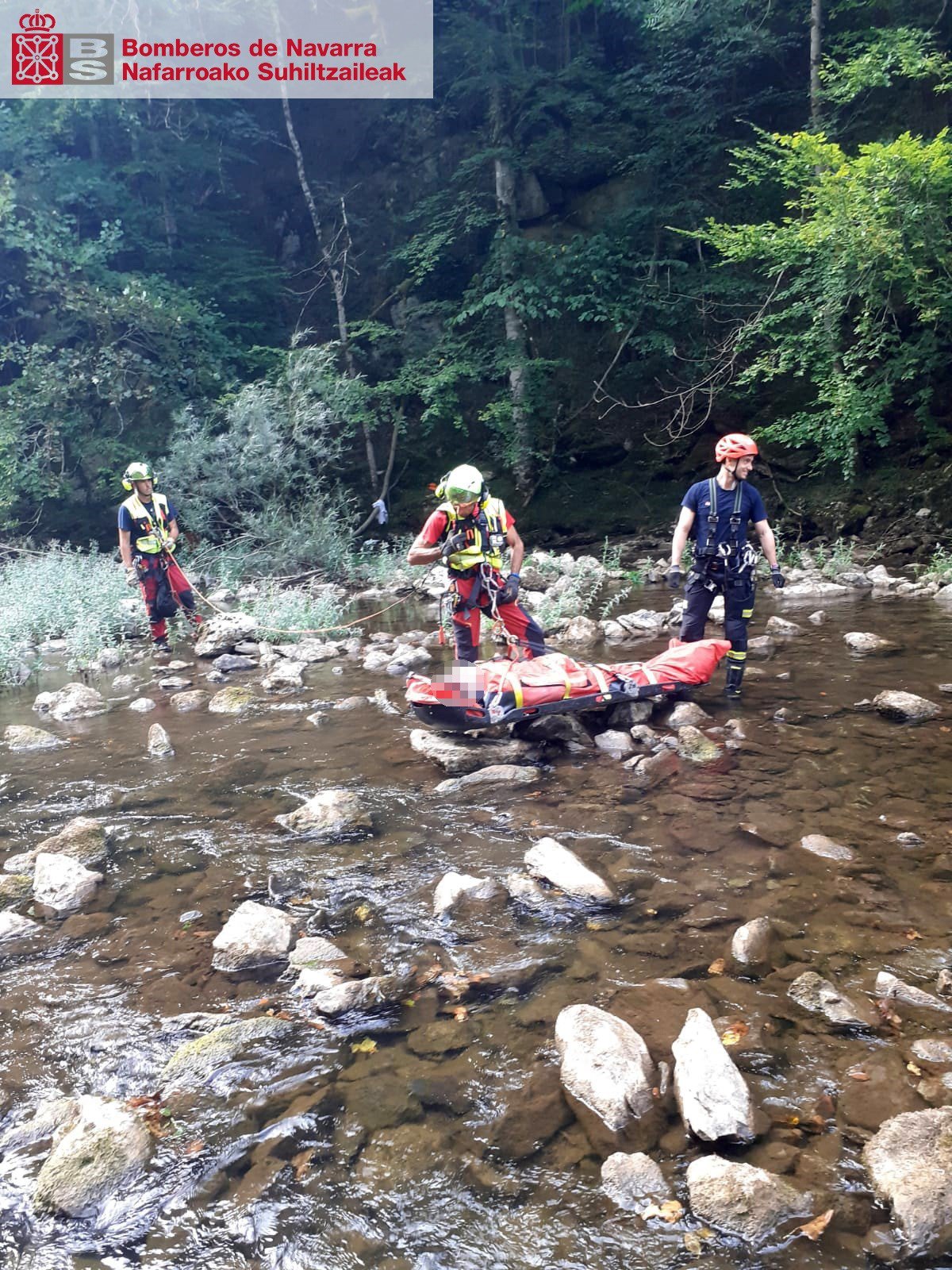 Ciclista rescatado tras caer 20 metros en el pantano de Irabia