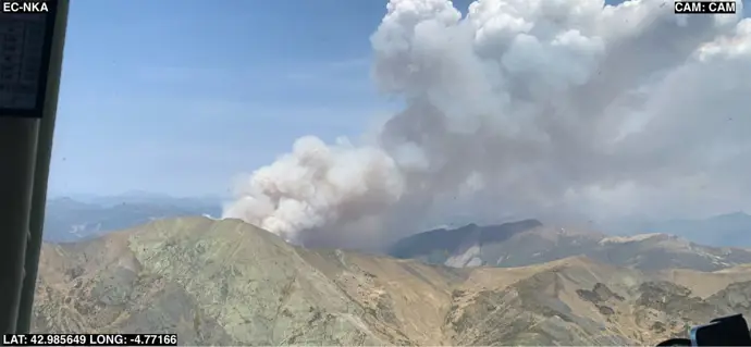 Medios aragoneses en León colaboran en la extinción del incendio forestal de La Uña