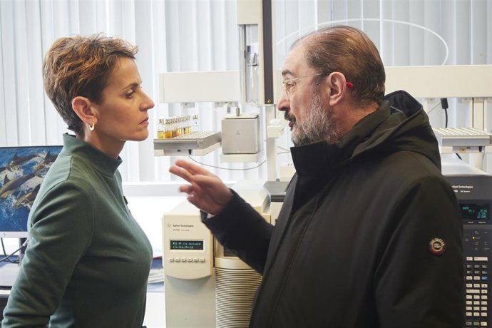 Archivo - Foto de archivo de la presidenta de Navarra, Mar&iacute;a Chivite, con Javier Lamb&aacute;n en una visita al  Centro Nacional de Tecnolog&iacute;a y Seguridad Alimentaria (CNTA) de San Adri&aacute;n en 2023.
