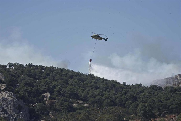 Medios terrestres y a&eacute;reos operan en el incendio declarado en el paraje Sierra de la Plata, cercano a la playa de Bolonia.