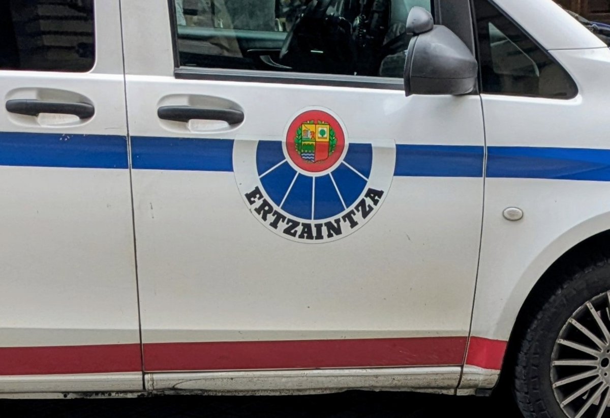 Tres arrestados por agredir a un hombre y herir a cuatro policías al resistirse en San Sebastián