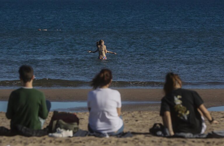 La boya de València alcanza casi 29ºC, su máximo anual, mientras el humo de incendios afecta la