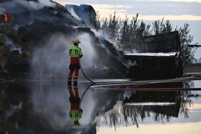 Labores de extinci&oacute;n en el fuego de Calera y Chozas