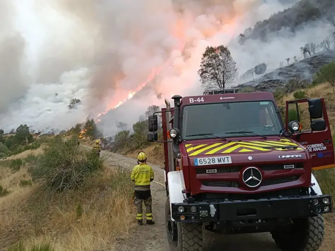 El helicóptero de Ejea (Zaragoza) retoma la extinción de incendios en León tras la emergencia
