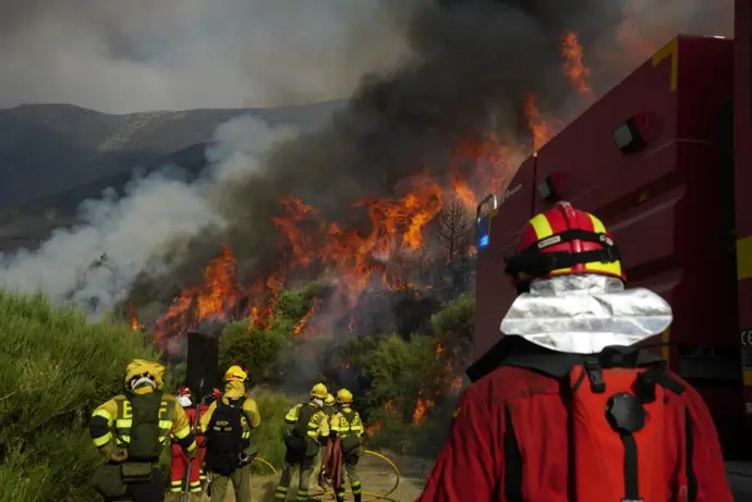 Los cerezos detienen el fuego que ya ha devastado más de 15.000 hectáreas tras una semana activo
