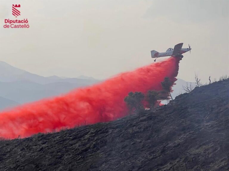 Incendio en Utiel controlado, mientras trece medios aéreos operan en Artana, Castellón. La