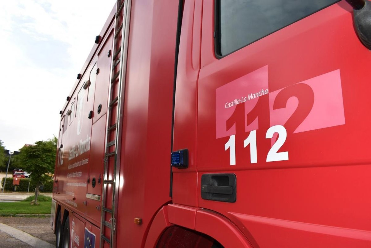 Los bomberos controlan el incendio que ha devastado tres naves de reciclaje de plástico en Yeles