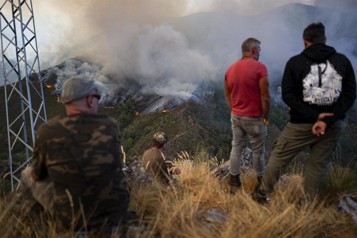 El contingente balear ya opera en una área con cinco incendios activos en el norte de León