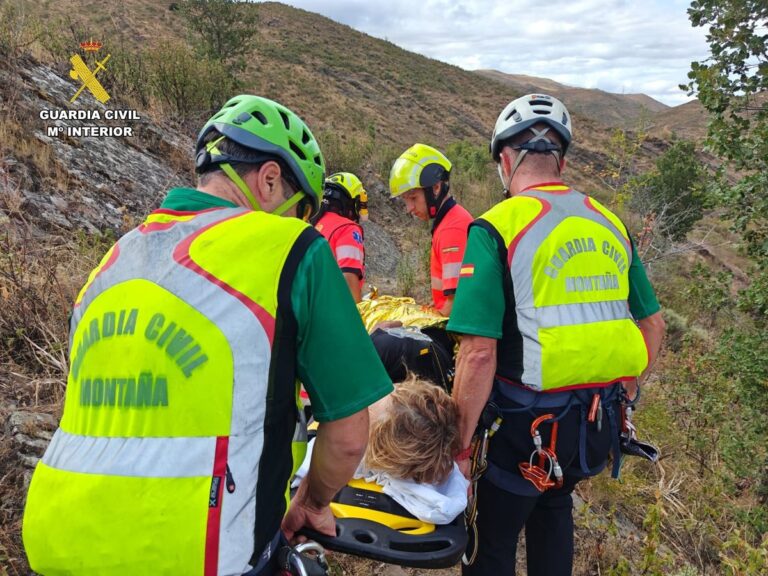 La Guardia Civil auxilia a una mujer herida tras un accidente en Robres del Castillo