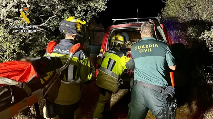 La Guardia Civil ayuda a un vecino de Serradilla (Cáceres) accidentado en un lugar de difícil