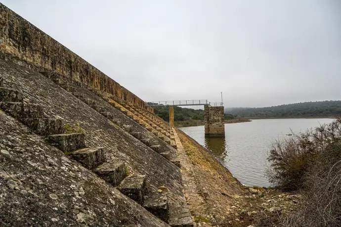 La CHG convoca licitación para reparar el canal del embalse de Cornalvo