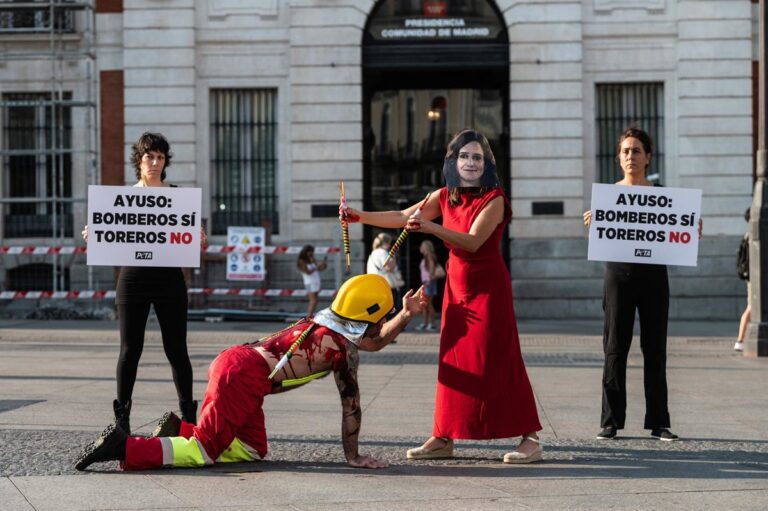 Activistas de PETA protestan ensangrentados pidiendo "bomberos y no toreros" ante la Comunidad