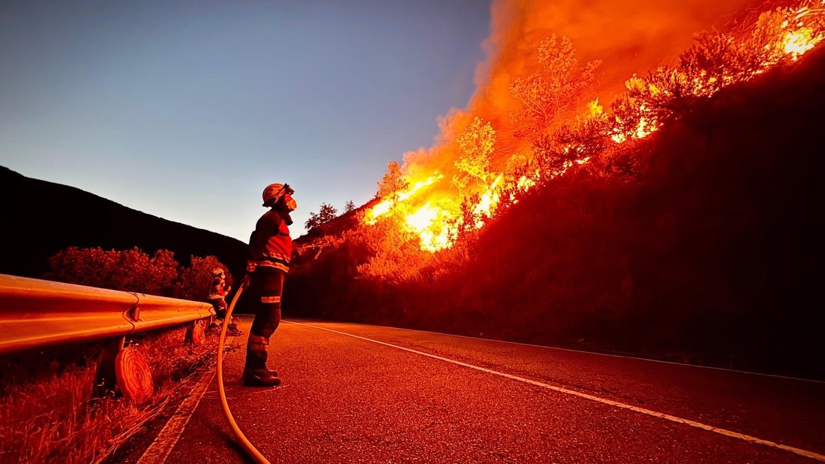 Los equipos de Valencia que apoyan en los incendios de León están en Corporales, Igüena y