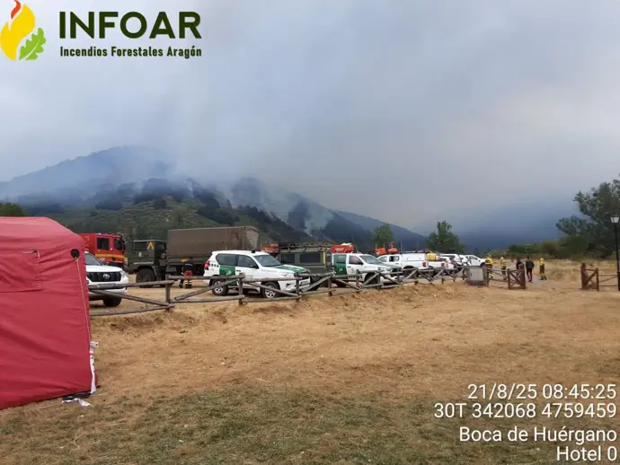 Más de 30 agentes aragoneses continúan en el incendio forestal de Barniedo de la Reina, en