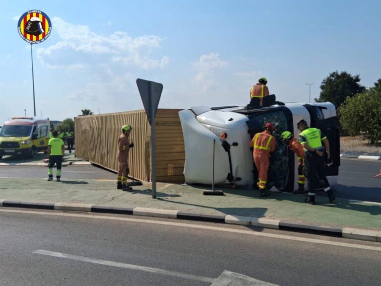 Un conductor de camión resulta herido al volcar su vehículo en la CV-33 en Albal, Valencia