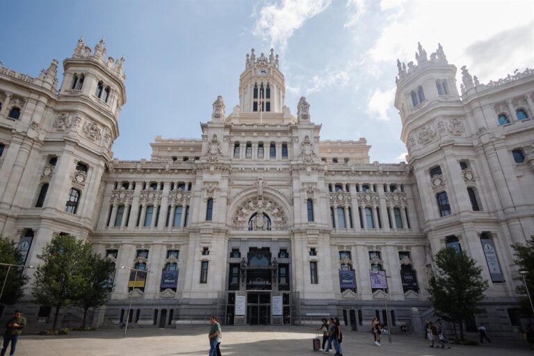 El Ayuntamiento invierte 20 millones de euros al día en activar la capital: limpieza, transporte y