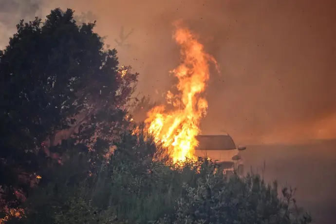 Bomberos de Navarra en León trabajan para contener el fuego en un terreno complicado