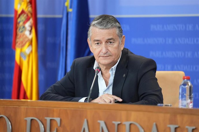 El consejero de la Presidencia de la Junta de Andaluc&iacute;a y responsable del Plan Infoca, Antonio Sanz, en una rueda de prensa en el Parlamento andaluz. Imagen de archivo.
