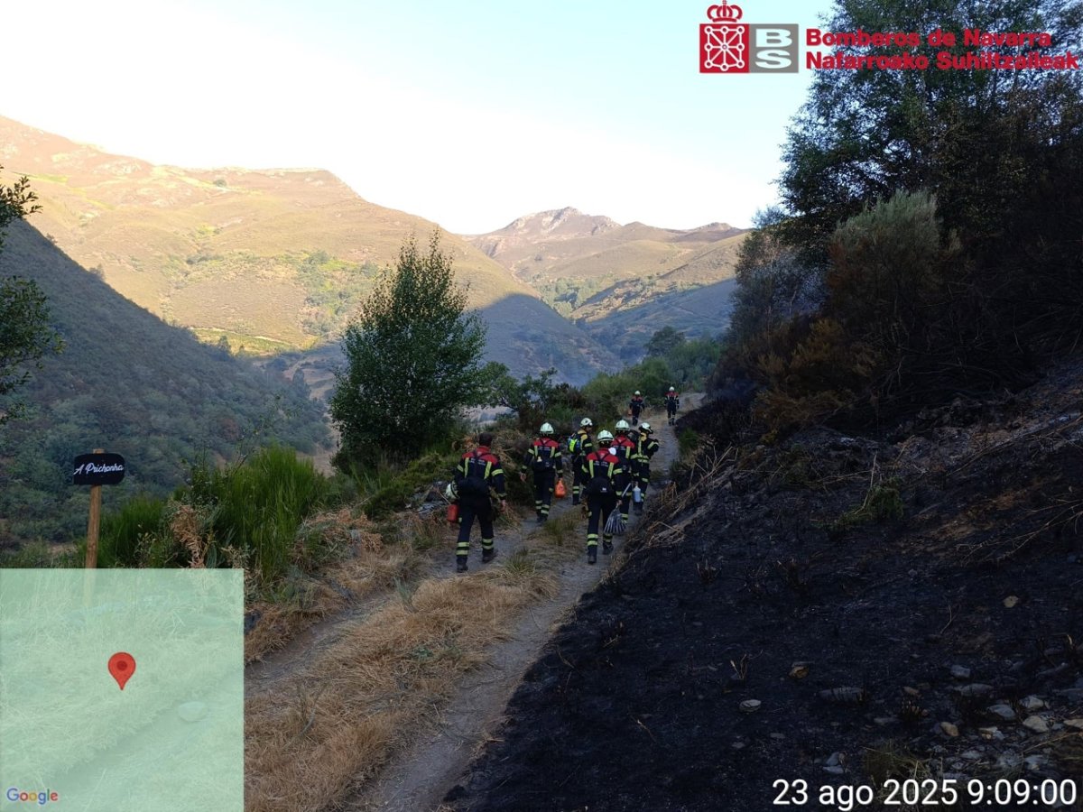 Los bomberos de Navarra siguen trabajando en la extinción de un incendio en León