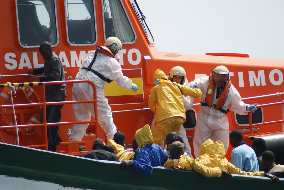 Siete menores migrantes llegan hoy a la península en el cuarto traslado desde Canarias