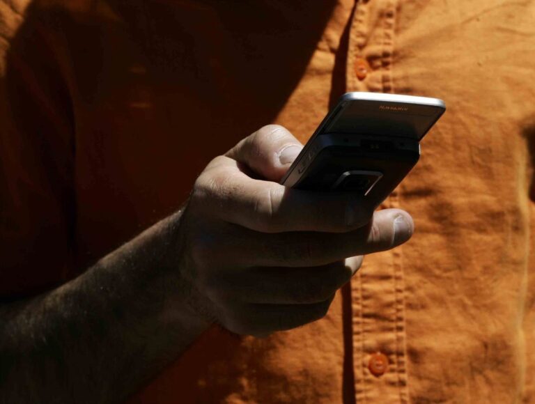 De 'doctor Google' a ChatGPT: la nueva manera de buscar apoyo psicológico que alarman a los