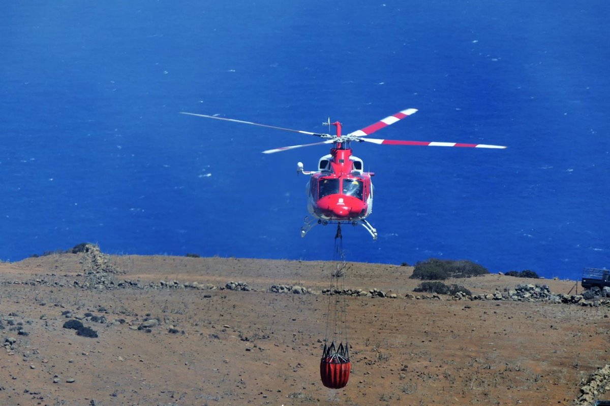 Cuatro aeronaves operan este domingo en la extinción del incendio en El Hierro, que está